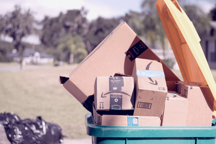 Amazon: Verpackungsmaterial und Kartons in einer Mülltonne