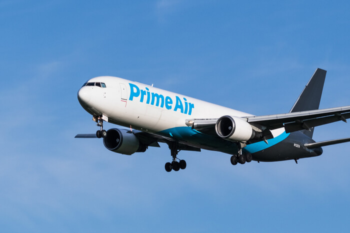 Flugzeug von Amazon Air vor blauem Himmel