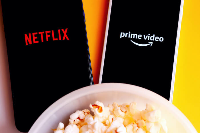Logos von Amazon Video und Netflix auf Smartphones