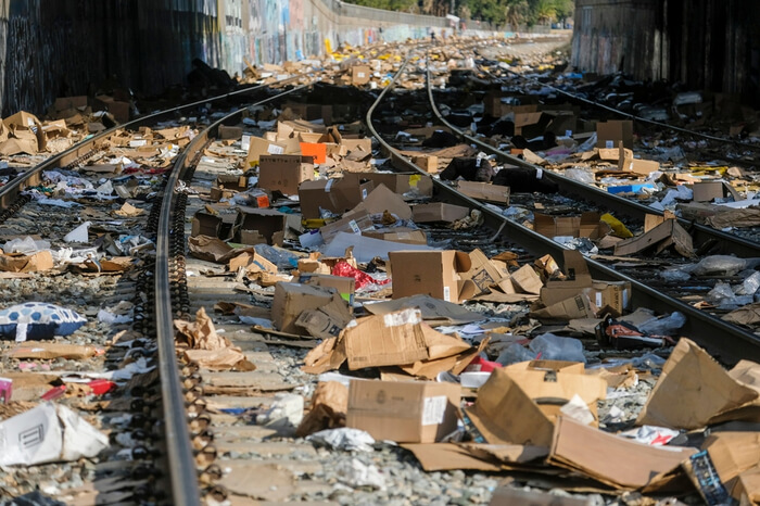 Tausende aufgerissene Pakete liegen an Gleisen Nahe LA