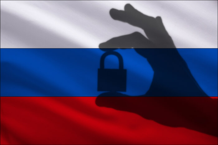 Schloss vor Russland-Fahne