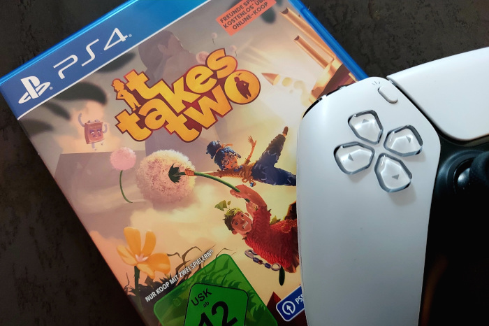 Videospiel „It Takes Two“ mit PS5-Controller