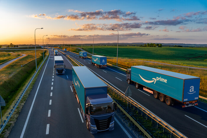Amazon-Lkw auf der Autobahn