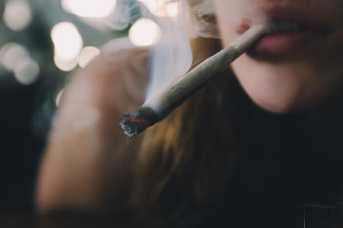 Marihuana: Frau raucht einen Joint