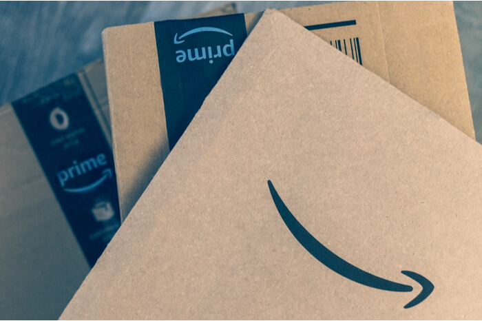 Amazon-Pakete auf einem Haufen