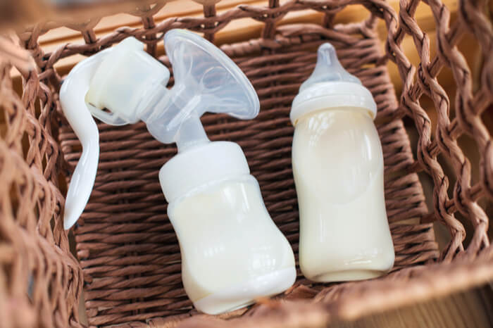Milch abpumpen: Babyflasche mit Muttermilch