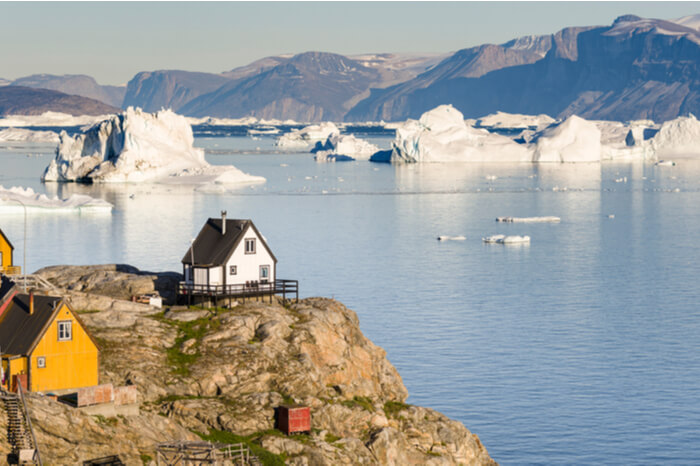 Nuussuaq-Halbinsel Grönland mit Eisbergen im Wasser
