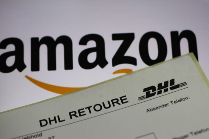 Amazon-Logo und DHL-Retourenlabel