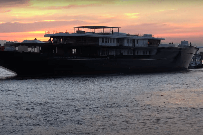 Bezos Jacht im Morgengrauen in Rotterdam