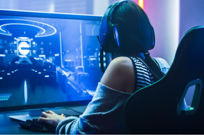 Gaming: Frau an Rechner beim Videospielen
