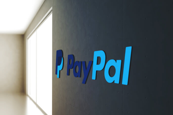 PayPal-Logo an einer Wand