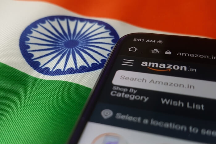Amazon-Marktplatz Seite auf Smartphone vor indischer Flagge
