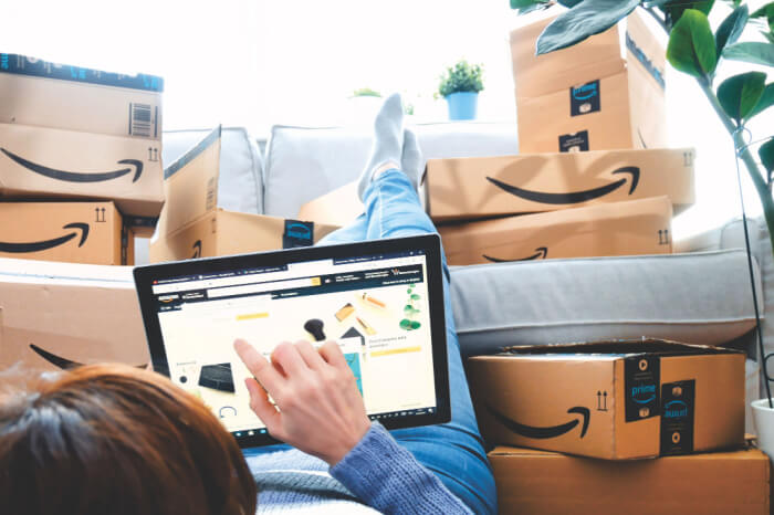 Person shoppt auf Tablet bei Amazon