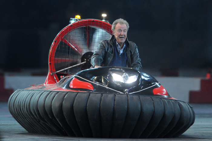 Jeremy Clarkson auf Luftkissenfahrzeug