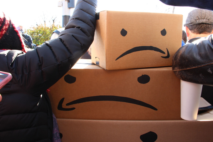 Traurige Amazon Pakete bei Protesten