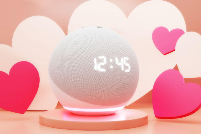 Valentinstag: Amazon Echo mit Herzen-Deko