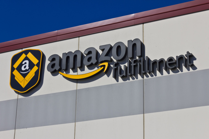 Amazon-Logo an einem Gebäude