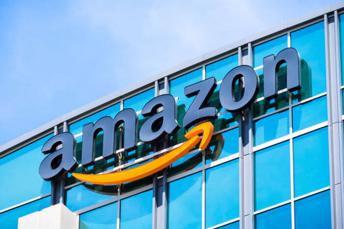 Amazon-Logo an Konzerngebäude