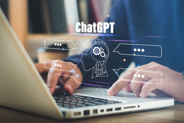 Mensch an Laptop nutzt ChatGPT