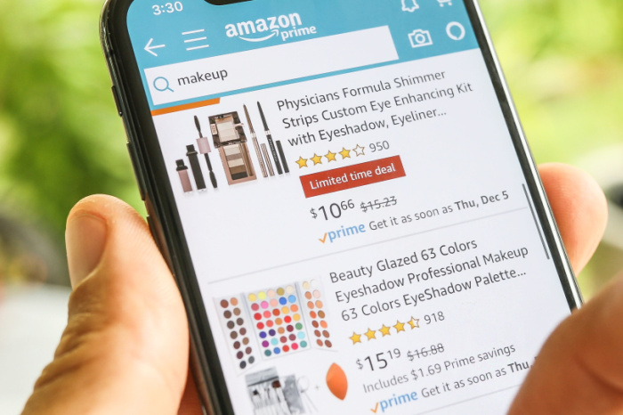 Amazon Produkte auf Smartphone