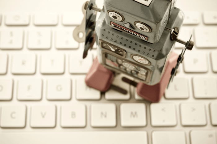 KI im Online-Handel: Roboter auf einer Tastatur