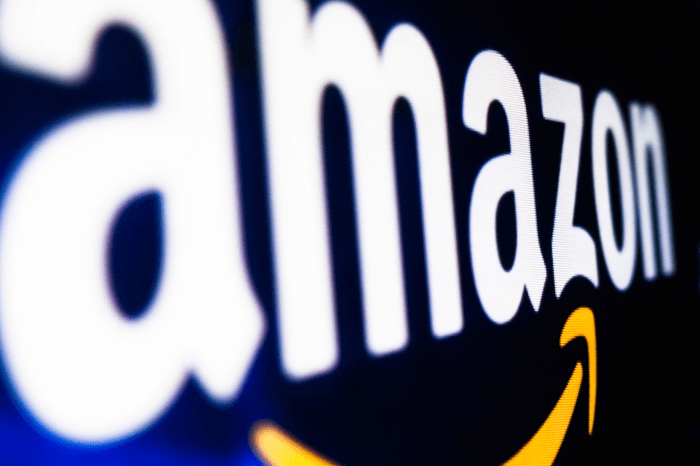 Amazon-Logo auf schwarzem Grund