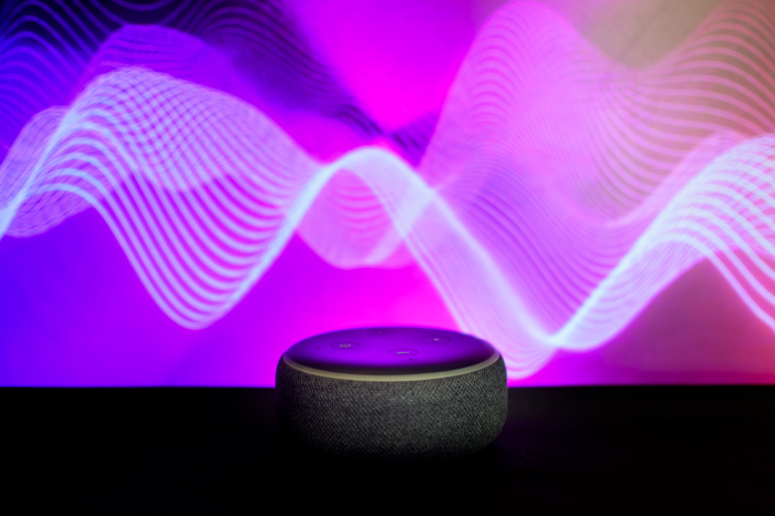 Amazon Echo-Dot vor lila Hintergrund