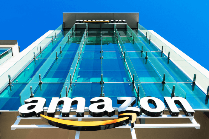Amazon-Logo auf einem Gebäude