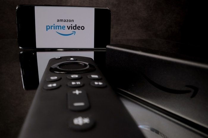 Amazon Prime Video Logo auf Smartphone und Fire TV Fernbedienung