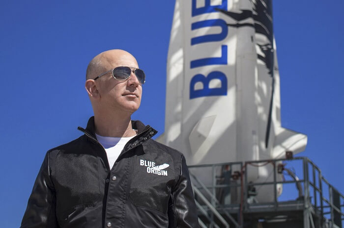 Jeff Bezos vor Blue Origin Rakete