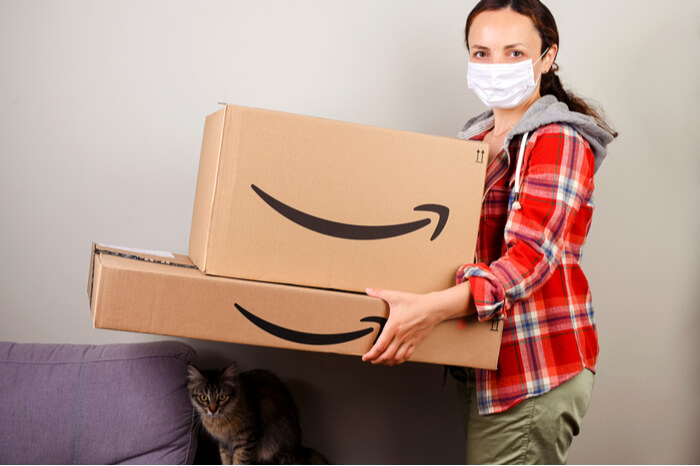 Frau mit Amazon-Paketen