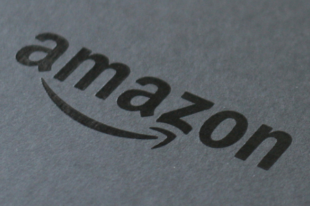 Amazon Logo auf schwarzem Grund