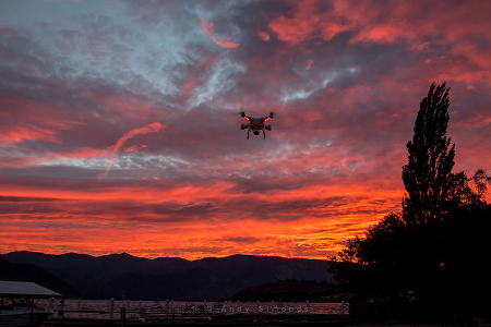 Drohne im Sonnenuntergang