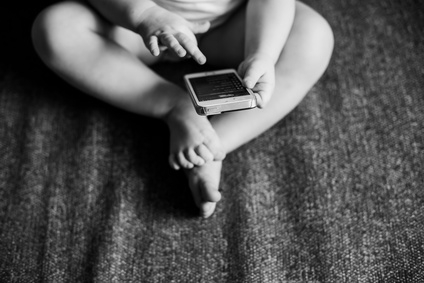 Baby mit Smartphone
