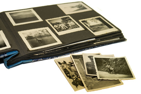 Altes Fotoalbum mit Fotos aus dem Krieg