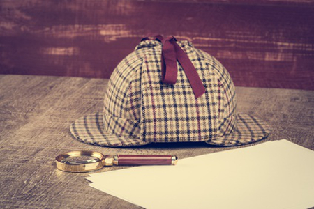 Sherlock-Holmes-Mütze und Lupe