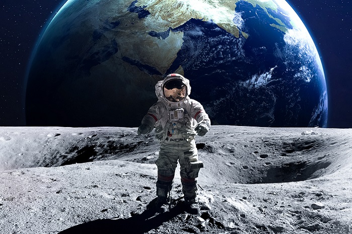 Mondmann vor der Erde