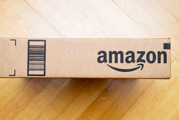 Amazon-Logo auf Paket