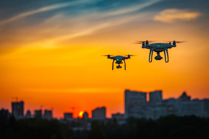 Drohnen über einer Stadt