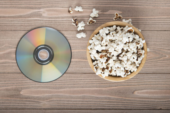 DVD neben einer Popcorn-Schale