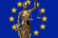 Justitia vor EU-Flagge
