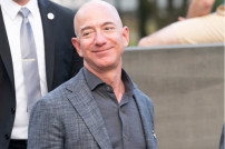 Amazon-Gründer Jeff Bezos lacht