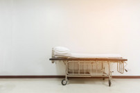 Einzelnes Krankenbett aus einem Krankenhaus