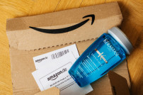 Amazon-Paket mit Kosmetik