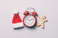 Uhr mit Weihnachtsmütze und Lebkuchenmann