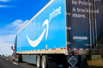 Blauer Truck von Amazon Prime