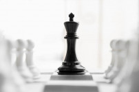 Schwarzer König beim Schach im Fokus
