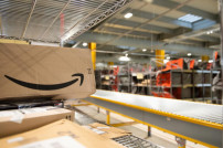 Amazon-Paket in einem Logistikzentrum des Konzerns