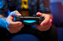 Videospiele: Spieler mit Controler in den Händen