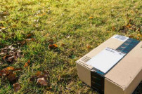Amazon-Paket auf dem Rasen